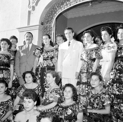 Adolfo López Mateos y mujeres con traje regional frente al restaurante Bonampak, durante su campaña en Tuxtla Gutiérrez