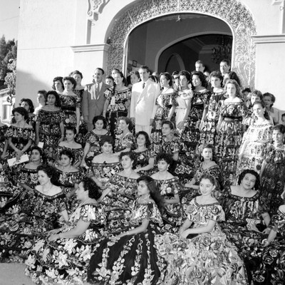 Adolfo López Mateos y mujeres con traje regional frente al restaurante Bonampak durante su campaña en Tuxtla Gutiérrez, retrato
