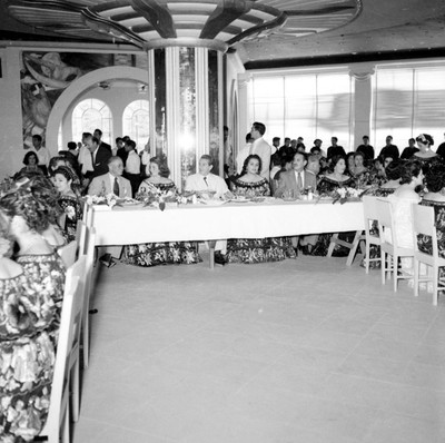 Adolfo López Mateos, Efrain Aranda Osorio y mujeres con traje regional durante un banquete a su campaña en el hotel Bonampak en Tuxtla Gutiérrez
