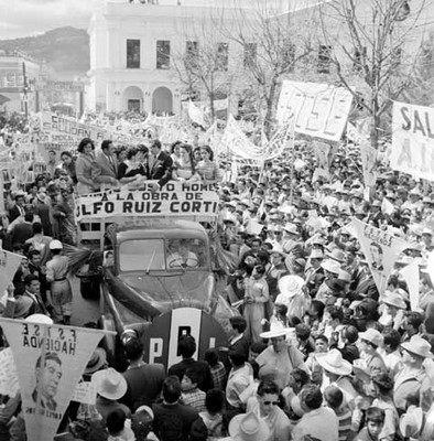 Adolfo López Mateos y comitiva abordo de una camioneta, durante su campaña electoral por San Cristóbal de las Casas