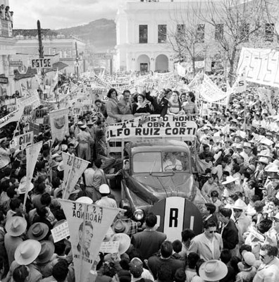 Adolfo López Mateos y comitiva abordo de una camioneta, durante su campaña electoral por San Cristóbal de las Casas