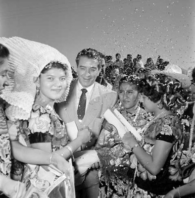 López Mateos acompañado de mujeres durante su campaña electoral en Juchitán