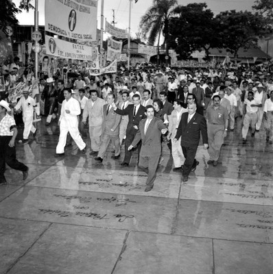 Adolfo López Mateos con comitiva príista y partidarios recibiendo la bienvenida en Minatitlán