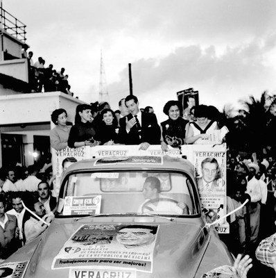 Adolfo López Mateos con mujeres en un camión haciendo su recorrido durante su gira electoral por Minatitlán