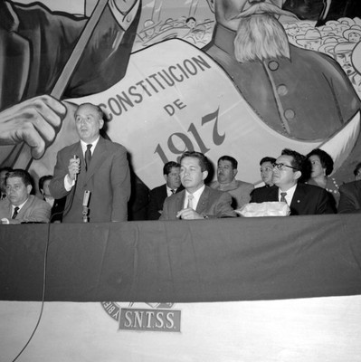 Líderes del SNTSS y CNOP felicitándose durante un mitin de apoyo a Adolfo López Mateos en el auditorio del Sindicato del Seguro Social