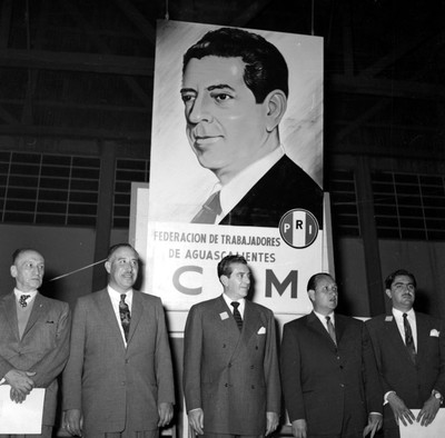 Trabajadores de la CTM asistentes al mitin de apoyo a Adolfo López Mateos en el gimnasio de Aguascalientes, toma en picada