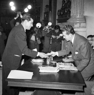 Adolfo López Mateos recibe documento de un hombre en la Asamblea Económico-Social de Aguascalientes