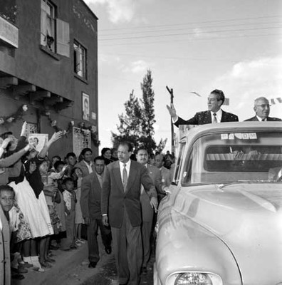 Adolfo López Mateos saludando a partidarios, durante su recorrido por Mixcoac