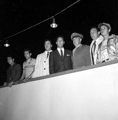 Humberto Mariles, Roberto Ávila y otros en el estrado, durante el festival deportivo por la campaña de López Mateos