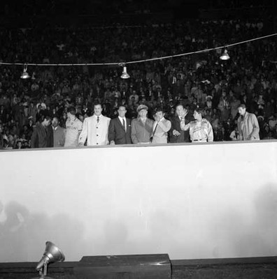 Humberto Mariles, Raberto Ávila, José Toluco López y otros en el estrado, durante el festival deportivo por la campaña de López Mateos