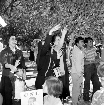 Partidarios de López Mateos festejando su paso por las calles de Lerdo, Durango