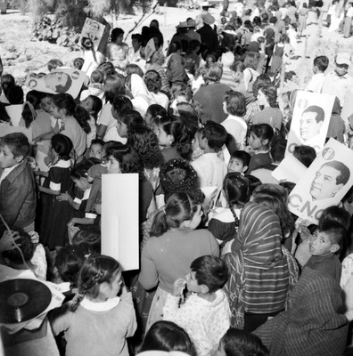 Partidarios del PRI manifestando su apoyo a López Mateos en el pueblo de Guadalupe Victoria