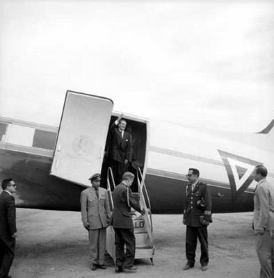 Adolfo López Mateos saludando en la puerta de un avión en el aeropuerto de Coahuila