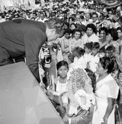 Adolfo López Mateos saludando a mujeres indígenas, durante su visita a Tuxtepec, Oaxaca