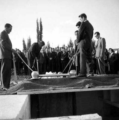 Adolfo López Mateos durante el sepelio de su tía-abuela en el panteón Jardín