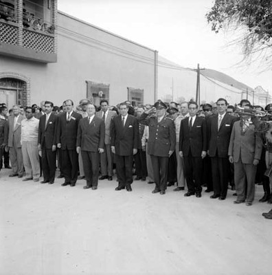 Adolfo López Mateos y comitiva acompañado por Raúl Madero González en una ceremonia en Cuatro Ciénegas, Coahuila