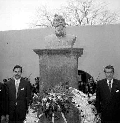 Adolfo López Mateos y funcionarios montando guardia al busto de Venustiano Carranza
