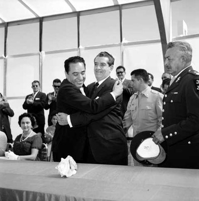 Adolfo López Mateos es felicitado por Aarón Merino Fernández, en una ceremonia