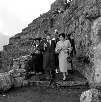 Adolfo López Mateos conversando con la esposa de Manuel Prado en su viaje a las ruinas de Machu-Pichu