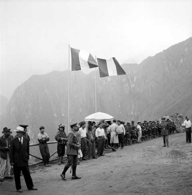 Indígenas Quechuas e individuos esperando la llegada de Adfolfo López Mateos a Machu-Pichu