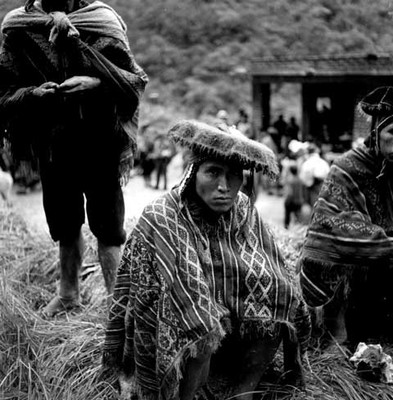 Indígena Quechua con traje folclórico sentado