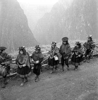 Quechuas ataviados tradicionalmente a la entrada de Machu-Pichu