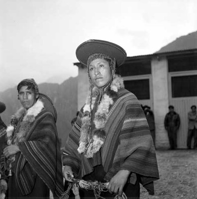 Quechuas ataviados tradicionalmente, retrato