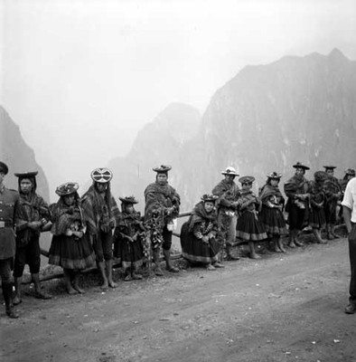 Quechuas ataviados tradicionalmente a la entrada de Machu-Pichu
