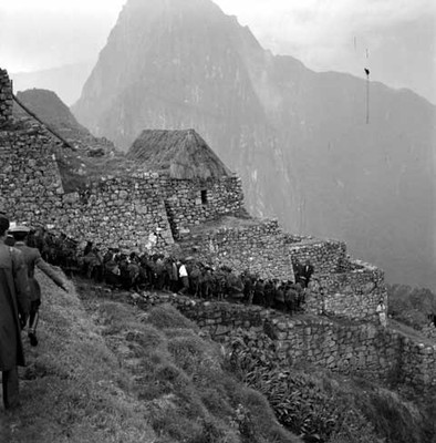 Quechuas y funcionarios recorriendo la zona arqueológica de Machu-Pichu
