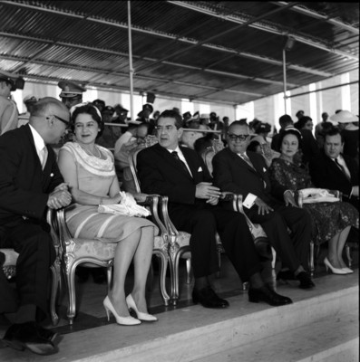 Adolfo López Mateos conversando con Carmen Valverde de Betancourt y Raúl Leoni, en una ceremonia
