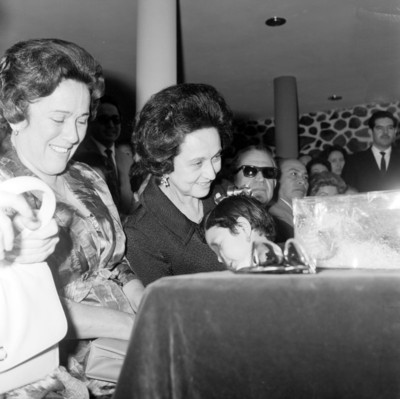 Eva Sámano abrazando a una niña durante la inauguración de un kinder en Jojutla de Juárez