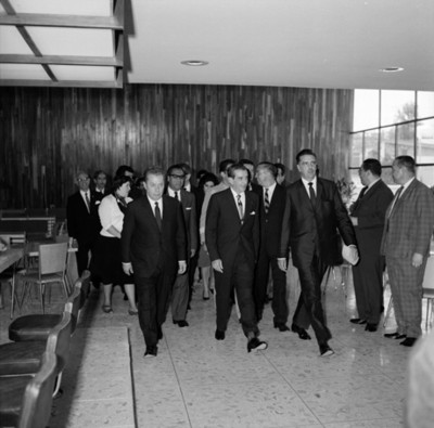 Adolfo López Mateos, Benito Coquet y demas personalidades recorriendo un comedor