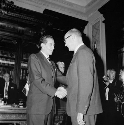 Adolfo López Mateos recibe felicitaciones de funcionarios por su V informe, en Palacio Nacional