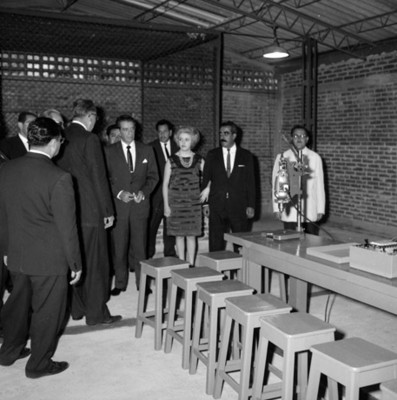 Adolfo López Mateos con funcionarios públicos y demás personas visitan los talleres de la escuela técnica José Ma. Morelos y Pavón