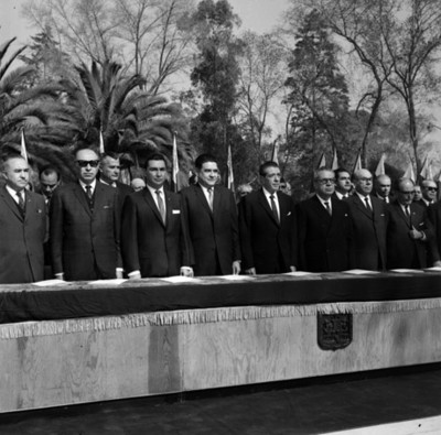 Adolfo López Mateos y funcionarios en ceremonia luctuosa en la Rotonda de los Hombres Ilustres