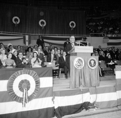 Lyndon B. Johnson pronunciando un discurso durante un festival floklórico en la arena deportiva de Los Ángeles