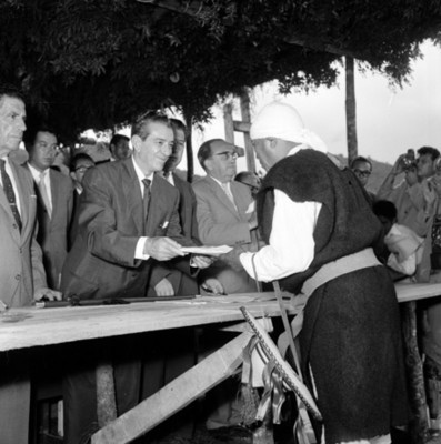 Adolfo López Mateos entrega título a campesino durante un acto agrario en un poblado de México