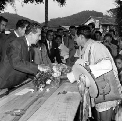 Adolfo López Mateos es saludado por un indígena durante una ceremonia