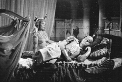 María Antonieta Pons y Luis Sandrini en la película La vida íntima de Marco Antonio y Cleopatra