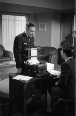Actores en escena, durante la filmación de una película, en un estudio cinematográfico