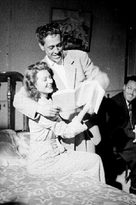 Esther Fernández recibiendo instrucciones de Chano Urieta para una filmación cinematográfica