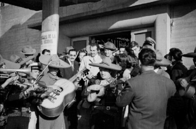 Armando Calvo es recibido por mariachis a su llegada al aeropuerto de la Cd. de México