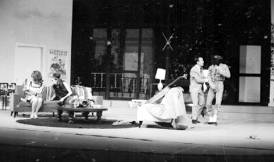 Sergio Corona y otros actores, durante una obra teatral