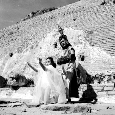 Bailarina durante una representación azteca al pie de una pirámide en Tenayuca