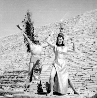 Pareja de bailarines interpreando una danza azteca