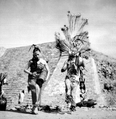 Bailarines en escena, durante la interpretación de una danza azteca en el sitio arqueológico de Tenayucan