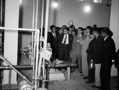 Walter Buchanan mostrando equipo eléctrico de la radiodifusora XEX