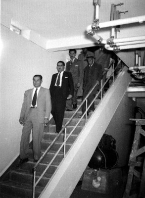 Walter Buchanan conversando con ingenieros en la radiodifusora XEX