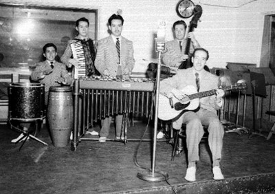 El quinteto Salinas, durante su actuación en un programa de radio en los estudios de la XEQ