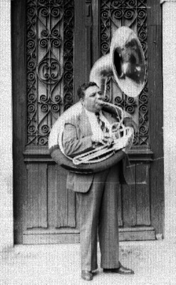 Miembro de la Sinfónica Nacional tocando la tuba en un estudio de radio de la XELA